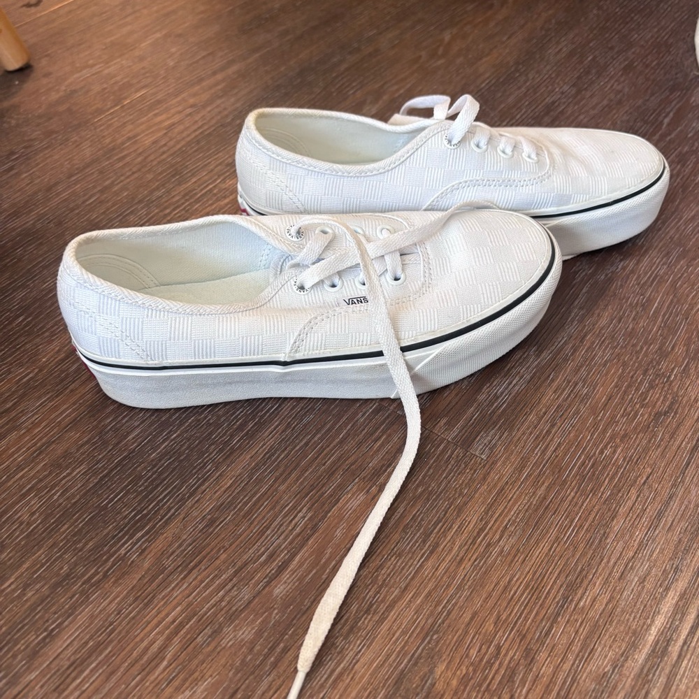 Worn once vans lace up women platform shoes in white checkerboard - Picture 3 of 4
